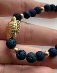 Pulsera con gran tortuga dorada y lava azul añil