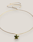 Collar minimal con estrella de howlita verde olivina