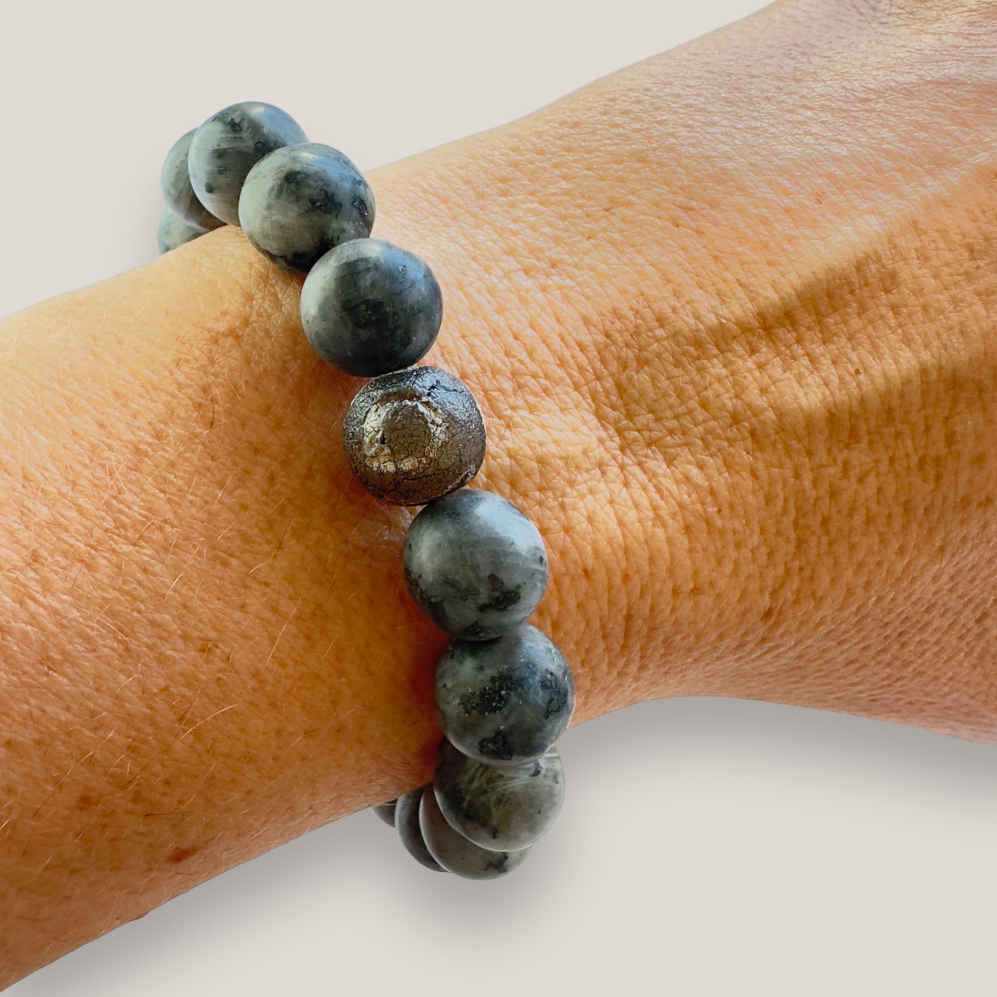 Pulsera con ojo de la suerte aborigen y cuentas de labradorita