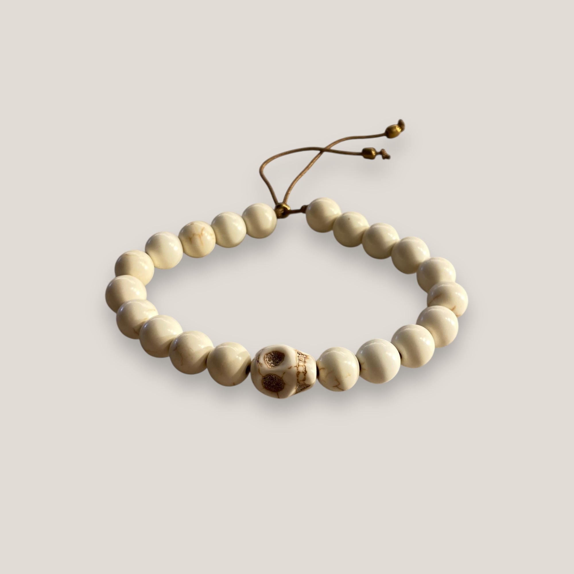Pulsera con gran calavera y cuentas de howlita blanca