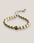Pulsera con gran calavera y cuentas de howlita blanca