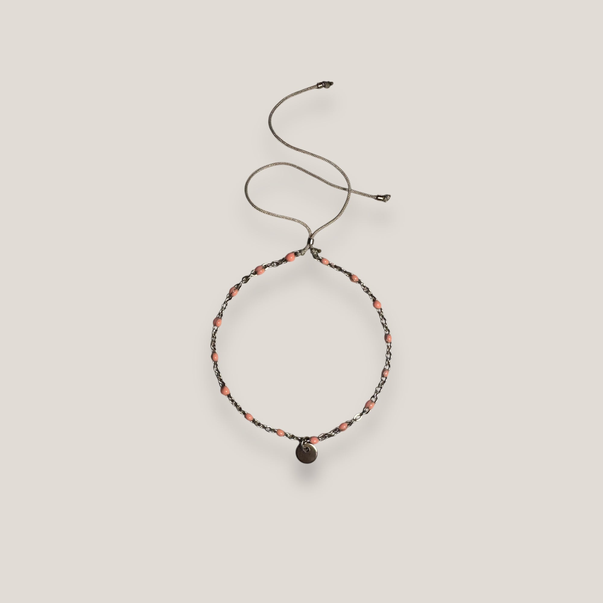 Kettenarmband und Stahlmedaille mit rosa Emaille-Kugeln