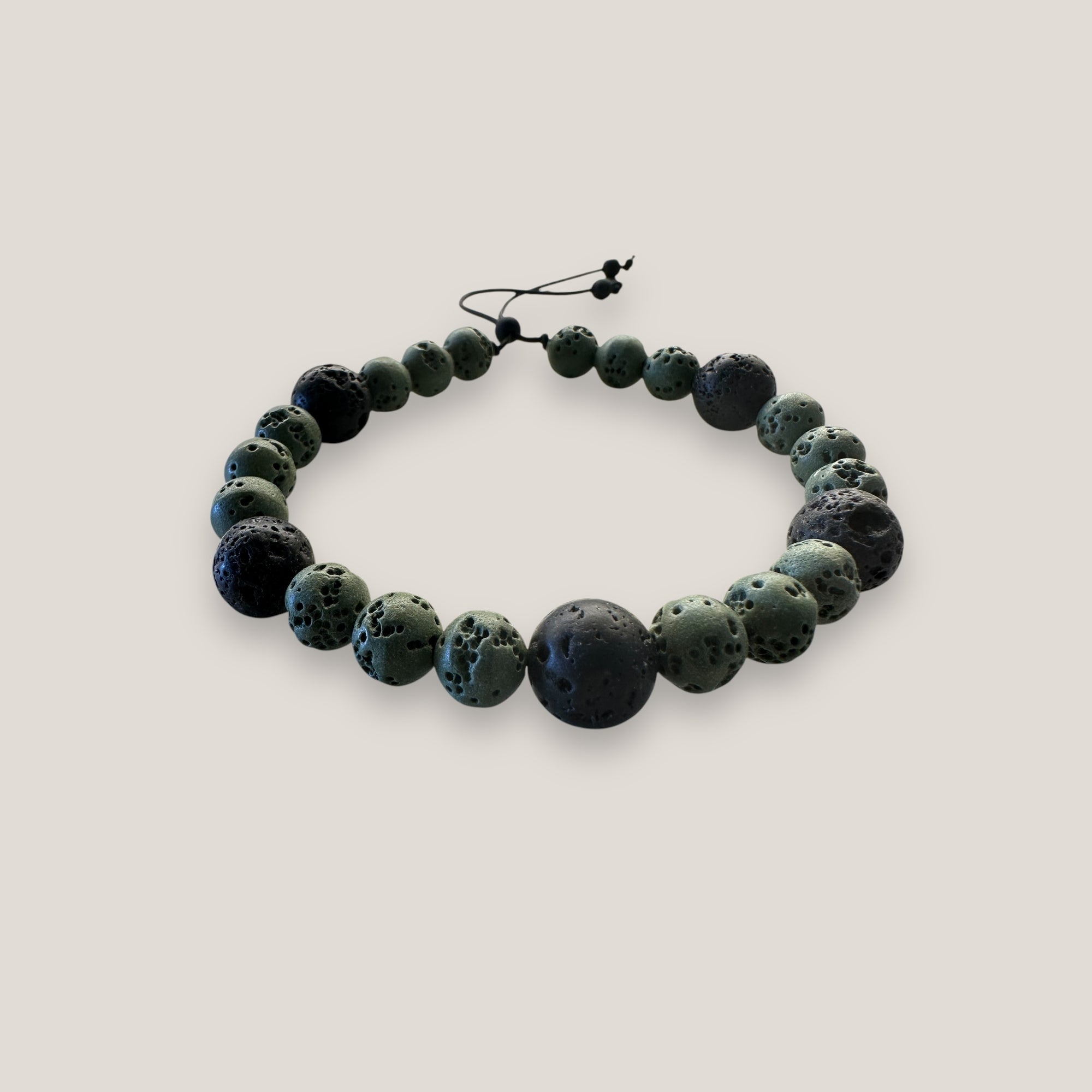 Abenteuerarmband mit khakigrünem Korallenschwamm und schwarzer Lava