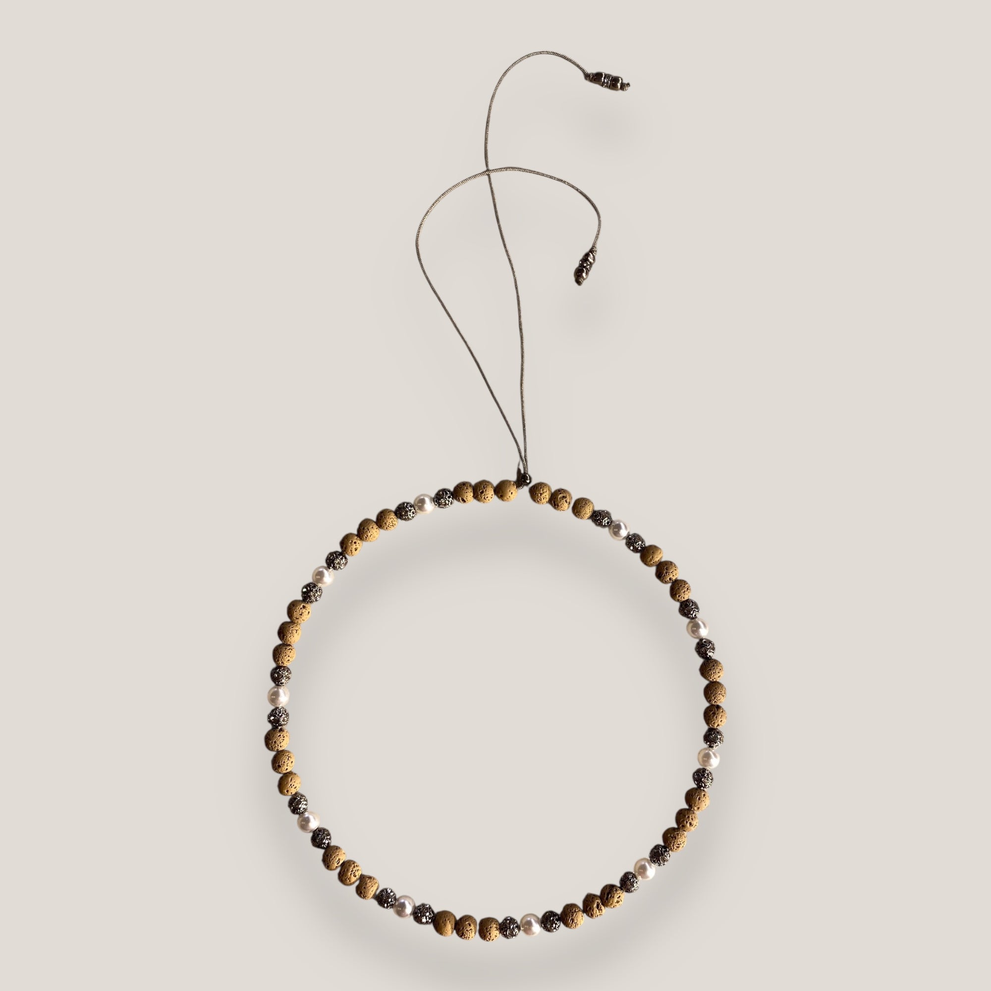 Collar Dafne perlas, lava marrón claro y filigranas gumental con cristalitos