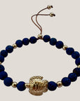Pulsera con gran tortuga dorada y lava azul añil