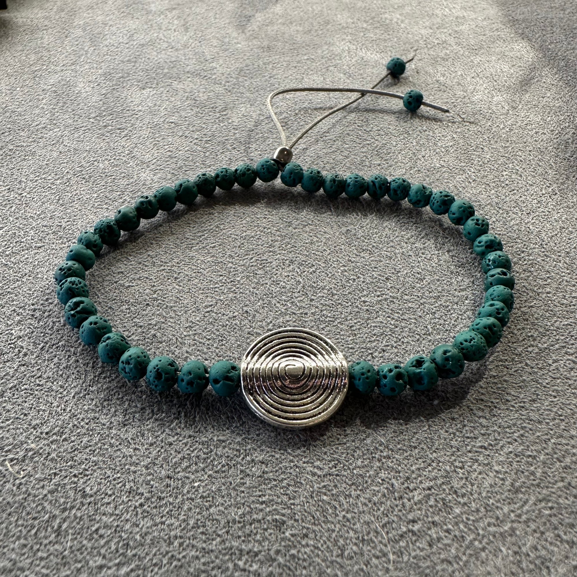 Pulsera pieza círculos concéntricos plateada con lava verde oscuro