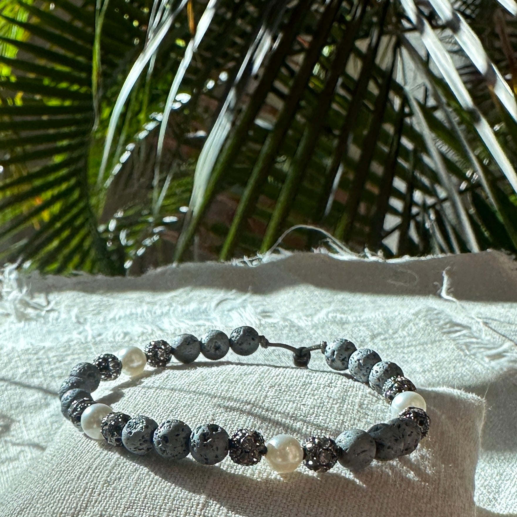 Pulsera Dafne perlas con lava gris claro metalizada y filigrana gunmetal con cristalitos