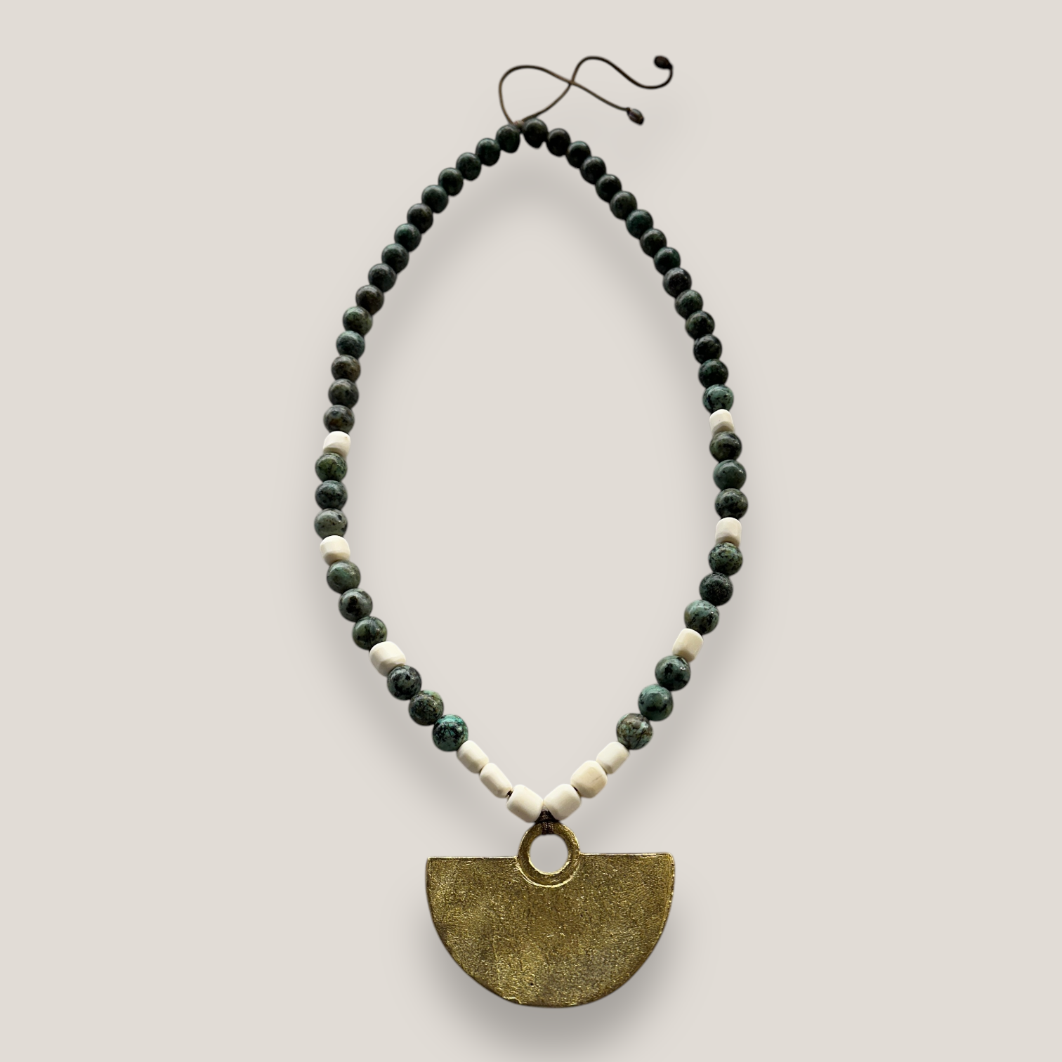 Collar medallón media circunferencia bronce con cuentas de hueso y turquesas africanas