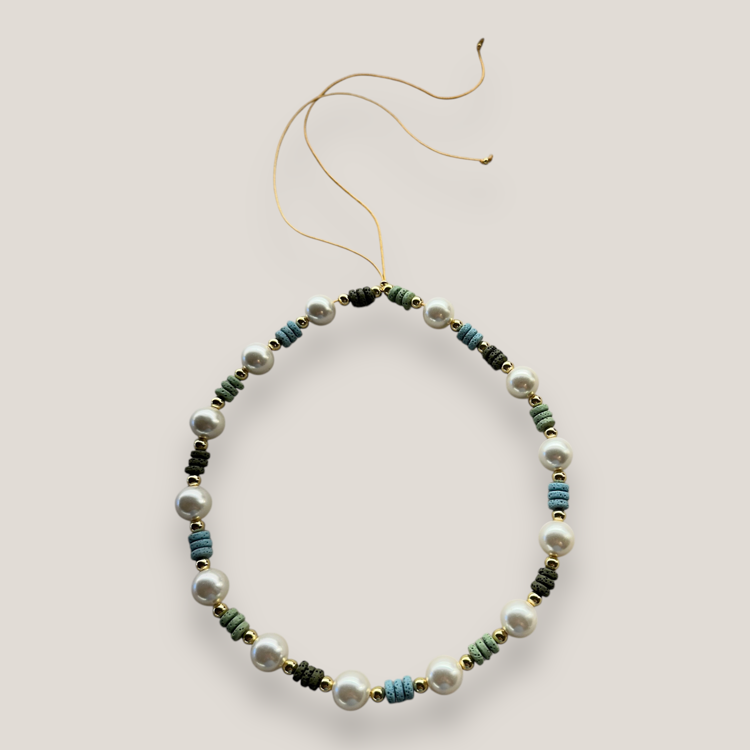 Collar Fuerte Beads con grandes perlas nacaradas y discos esponja coral verde caqui, verde claro, azul cielo y acero oro