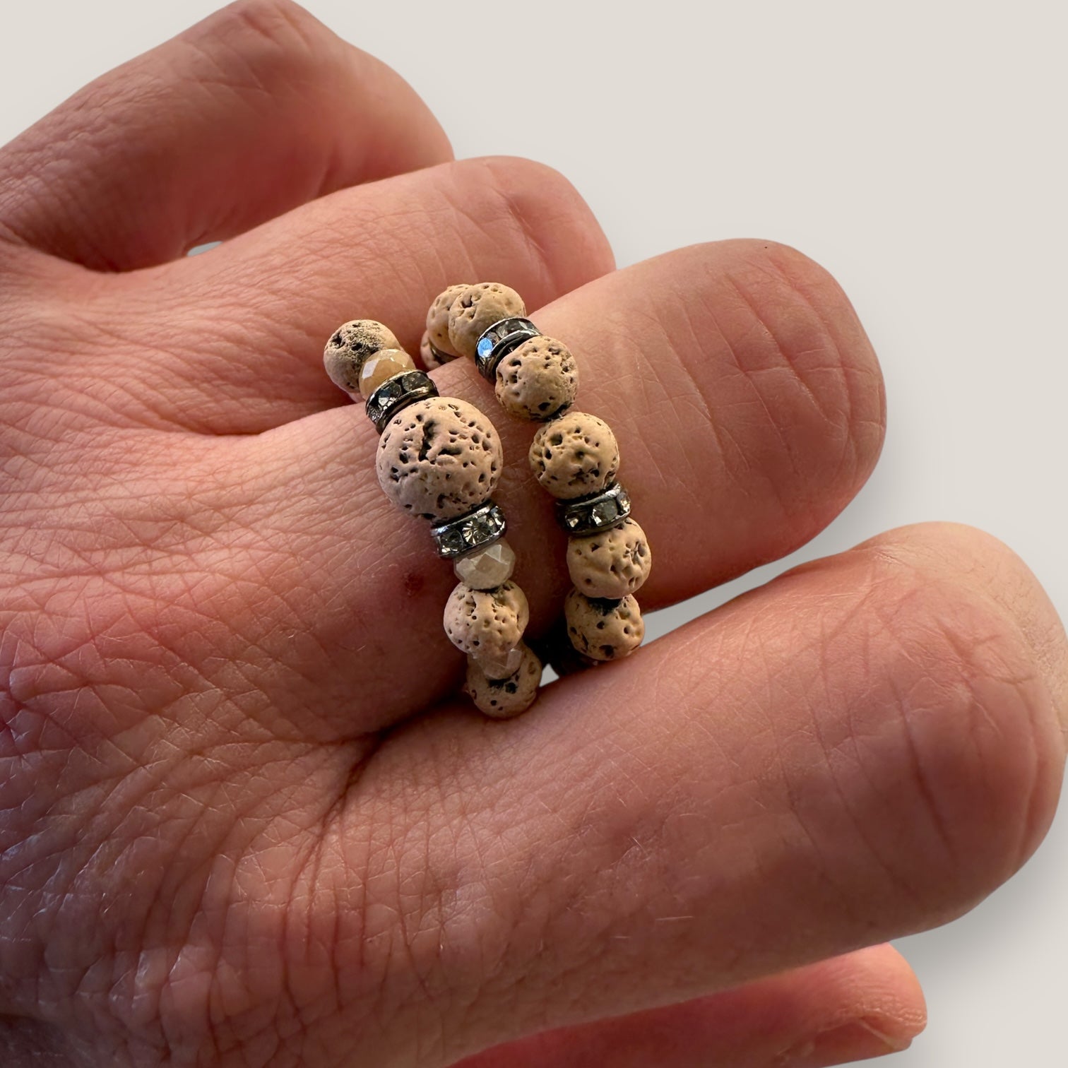 Dúo de anillos lava arena cristales facetados melocotón con discos con circonitas