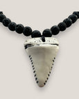 Collar colmillo blanco y lava negra