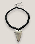 Collar colmillo blanco y lava negra
