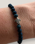 Pulsera con tortuguita plateada y lava azul añil