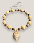 Collar gran caracola natural con cuentas de madera de abedul, dengue y cristal facetado