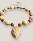 Collar gran caracola natural con cuentas de madera de abedul, dengue y cristal facetado