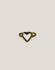 Herzförmiger Ring aus Stahl und Gold.