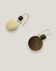 Pendientes Fuerte Beads gancho acero oro con barril esponja coral verde caqui y medalla esmerilada