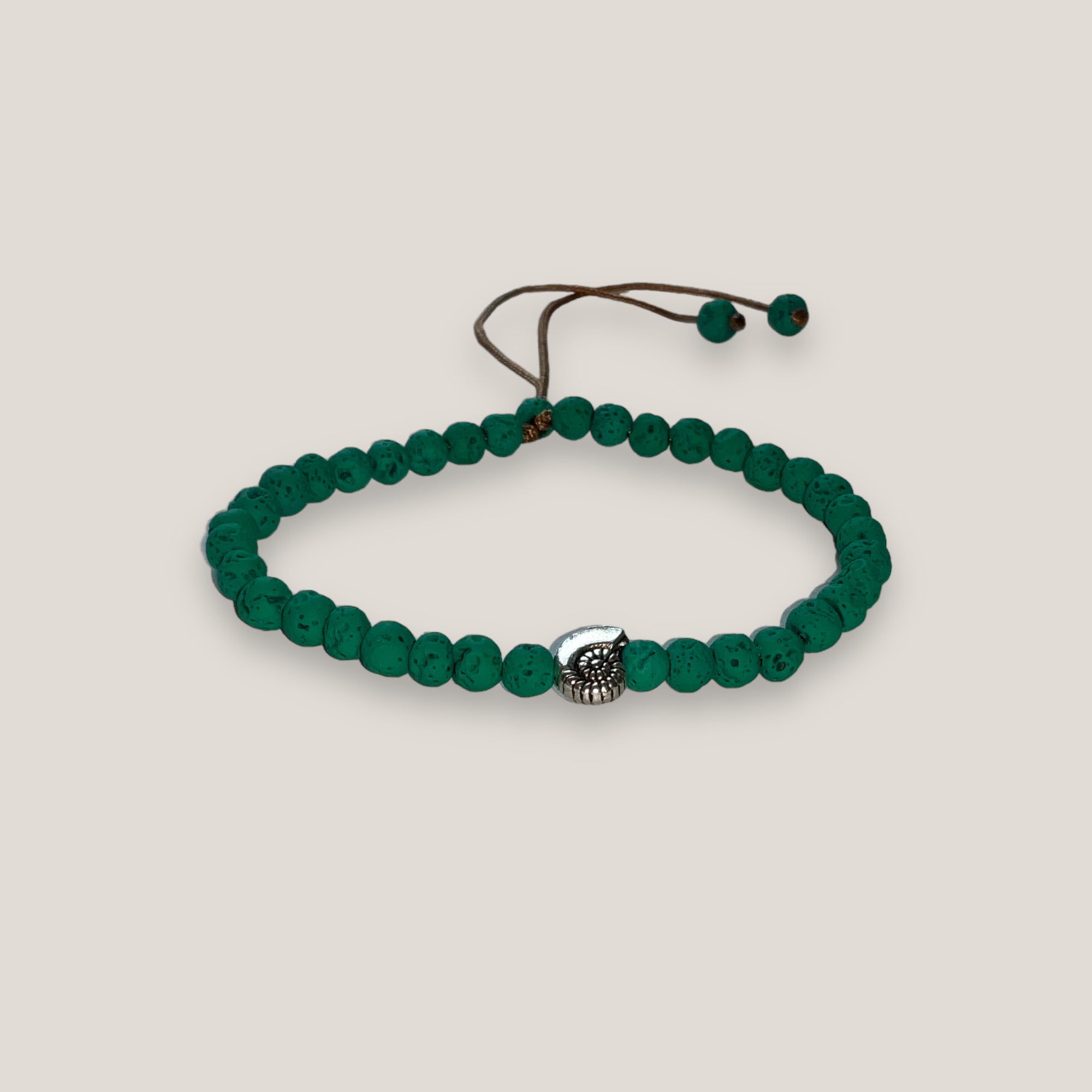 Armband mit silberner Muschel und hellgrüner Lava