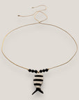 Collar midi pez esmaltado blanco con rayas negras y cuentas de lava negra