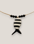 Collar midi pez esmaltado blanco con rayas negras y cuentas de lava negra