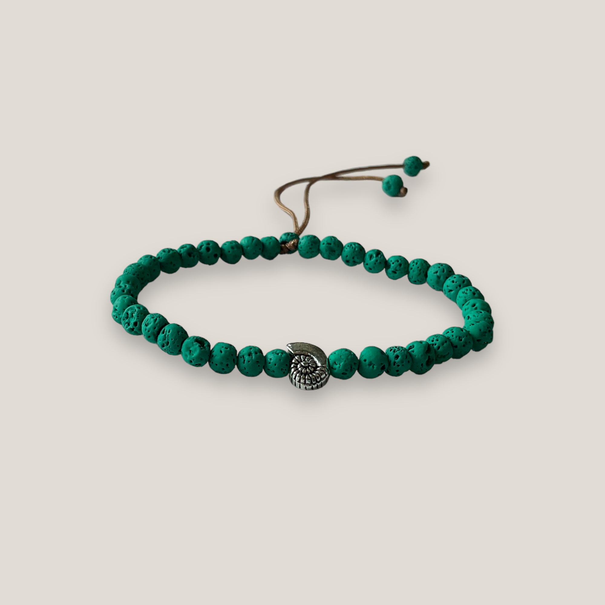 Armband mit silberner Muschel und hellgrüner Lava