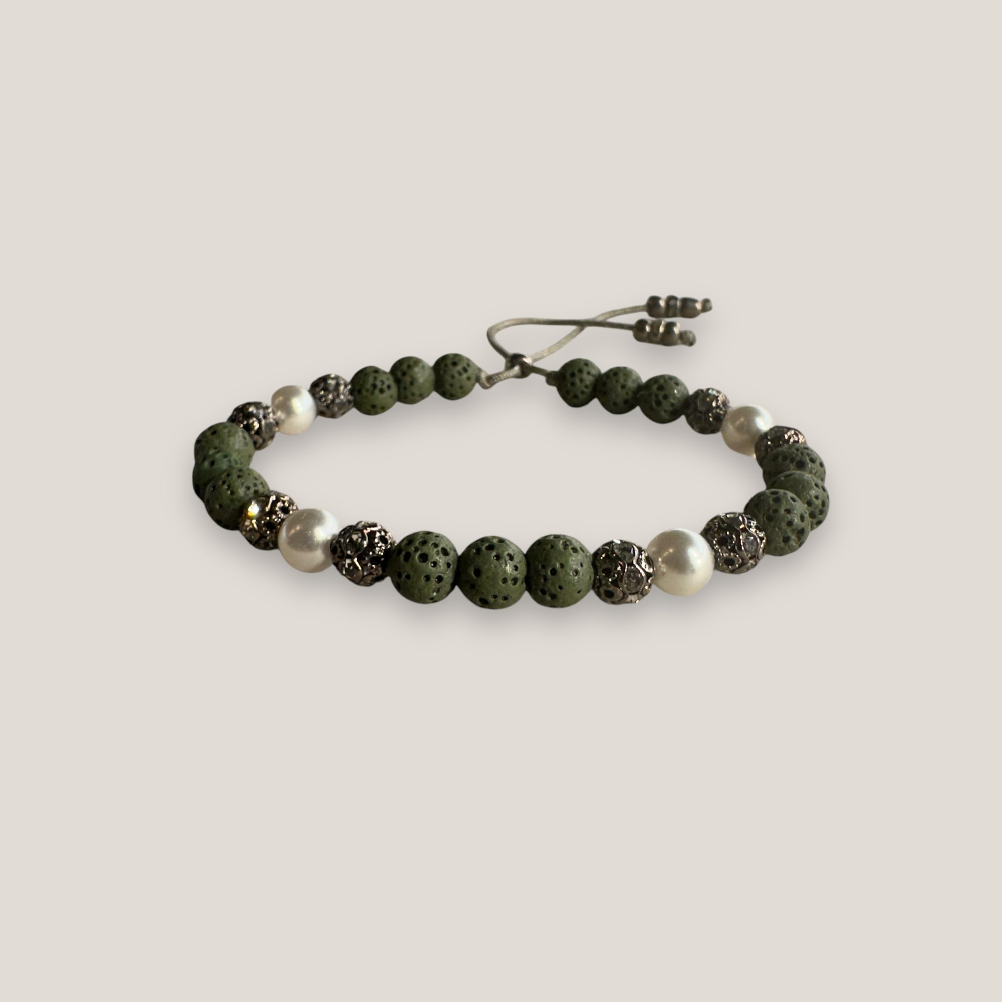 Pulsera Dafne perlas con esponja coral verde caqui y filigrana gunmetal con cristalitos