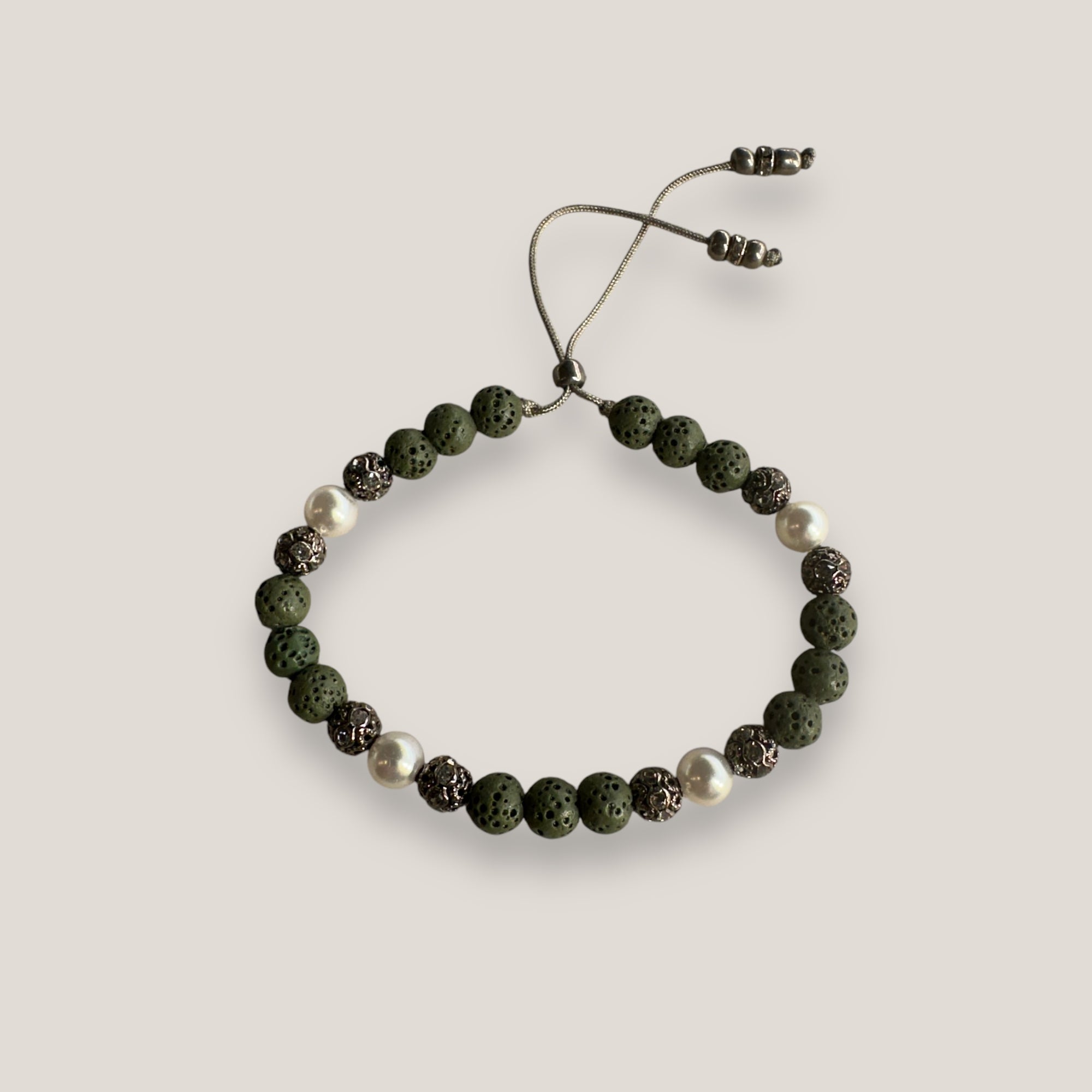 Pulsera Dafne perlas con esponja coral verde caqui y filigrana gunmetal con cristalitos