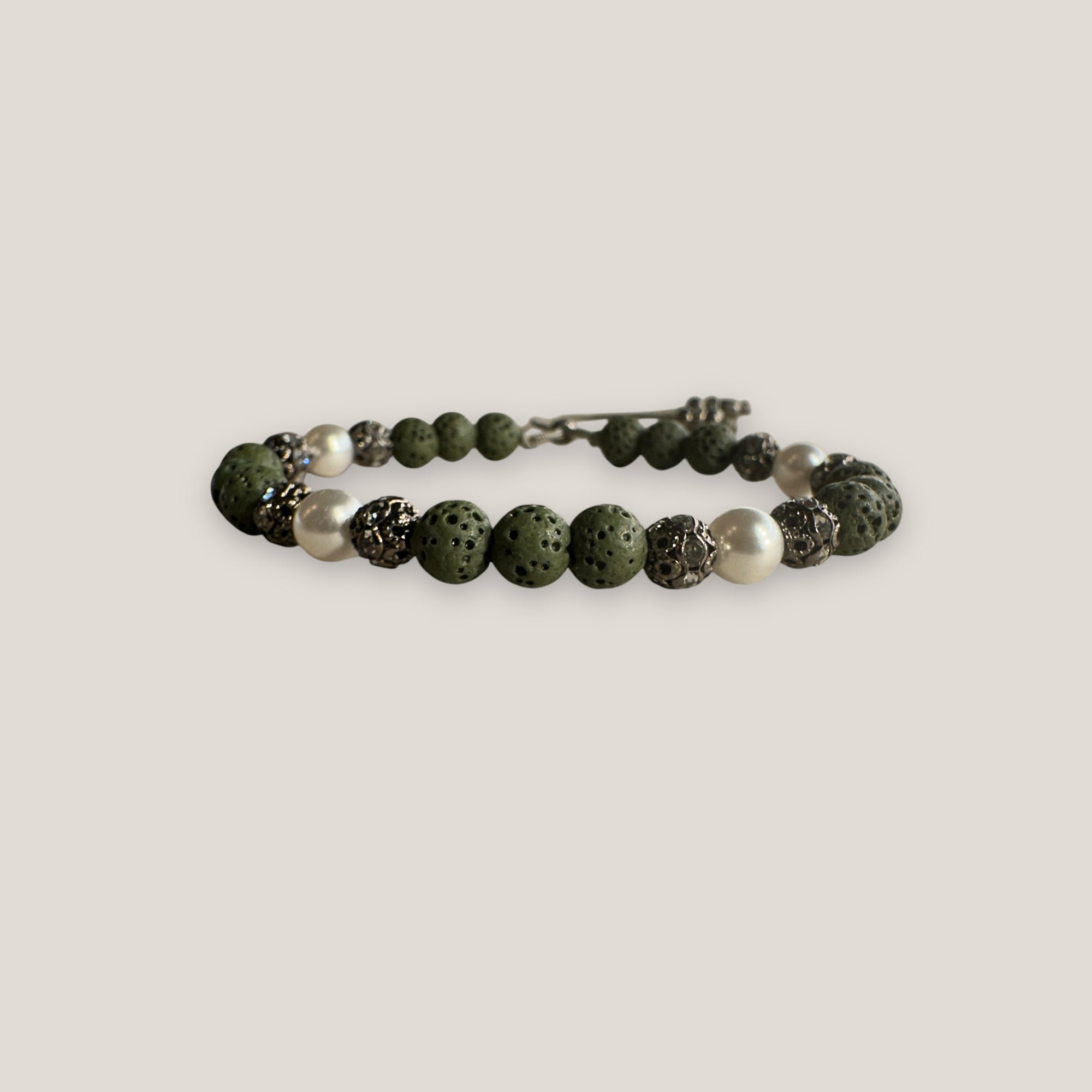 Pulsera Dafne perlas con esponja coral verde caqui y filigrana gunmetal con cristalitos