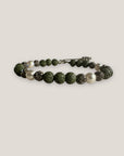 Pulsera Dafne perlas con esponja coral verde caqui y filigrana gunmetal con cristalitos