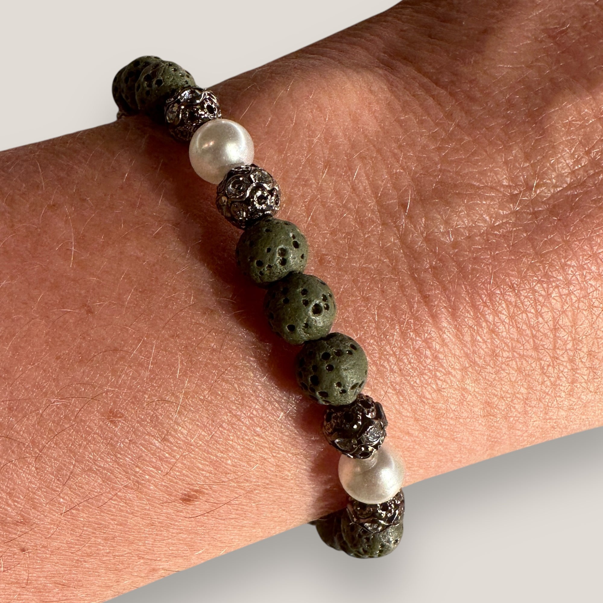 Pulsera Dafne perlas con esponja coral verde caqui y filigrana gunmetal con cristalitos