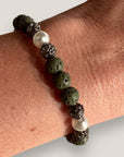 Pulsera Dafne perlas con esponja coral verde caqui y filigrana gunmetal con cristalitos