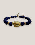 Armband mit einer großen goldenen Schildkröte und blauer Lava