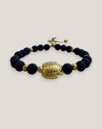 Pulsera con gran tortuga dorada lava azul oscuro