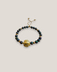 Pulsera con gran tortuga dorada perlas grises tornasoladas
