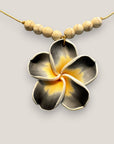 Collar midi flor gran Plumeria gris oscuro amarilla howlitas naturales
