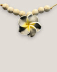 Collar midi flor Plumeria gris claro amarilla howlitas naturales