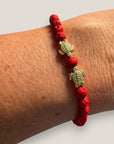 Armband mit goldenen Liebesschildkröten und roter Lava