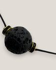 Collar minimal bola de lava negra 12mm separadores dorados cristalitos negros