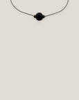 Collar minimal bola de lava negra 12mm separadores dorados cristalitos negros