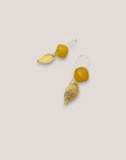 Pendientes gancho resina ámbar hoja oro