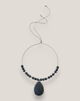 Collar midi medallón lágrima y cuentas de lava gris con separadores hematita plata