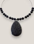 Collar midi medallón lágrima y cuentas de lava gris con separadores hematita plata