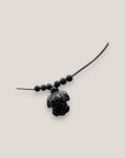 Collar midi con tortuga Howlita negra lava negra