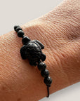 Pulsera midi con tortuga howlita negra cuentas de lava negra