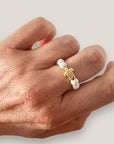 Anillo tortuguita dorada con cuentas de esponja coral en blanco