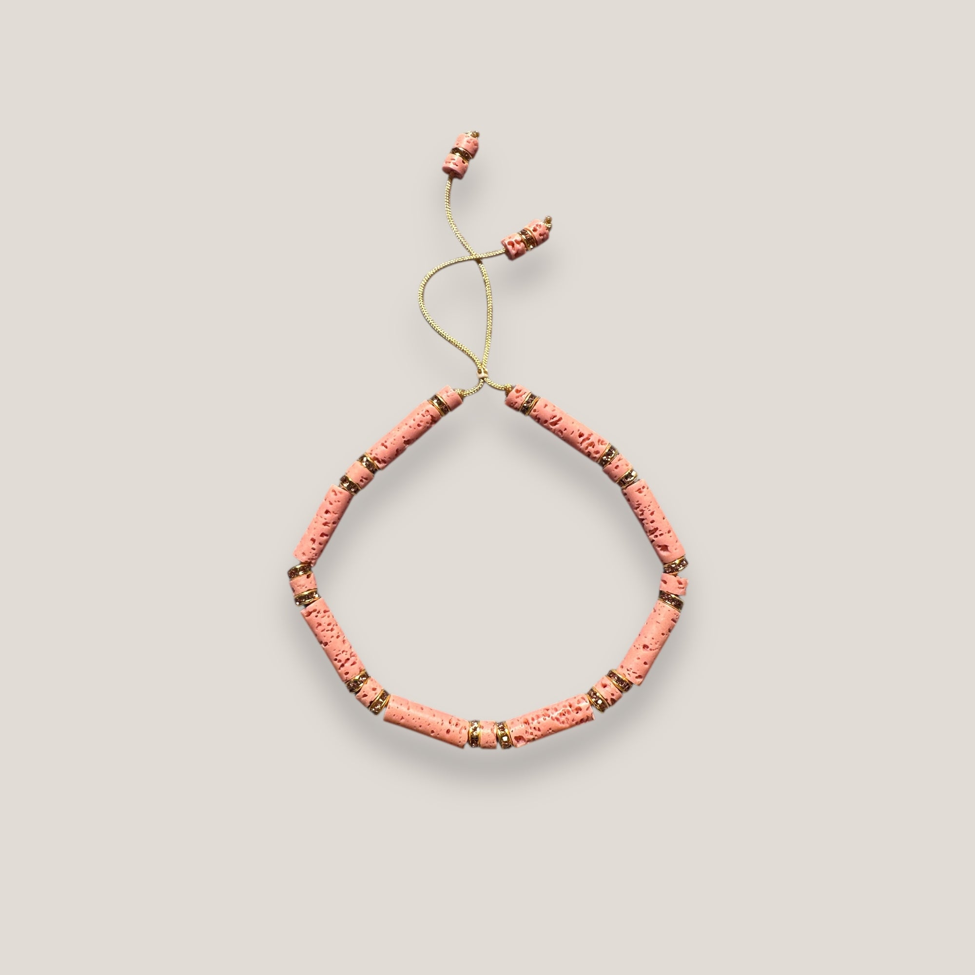 Pulsera con tubos y discos de esponja coral rosa y brillis oro con cristales rosas