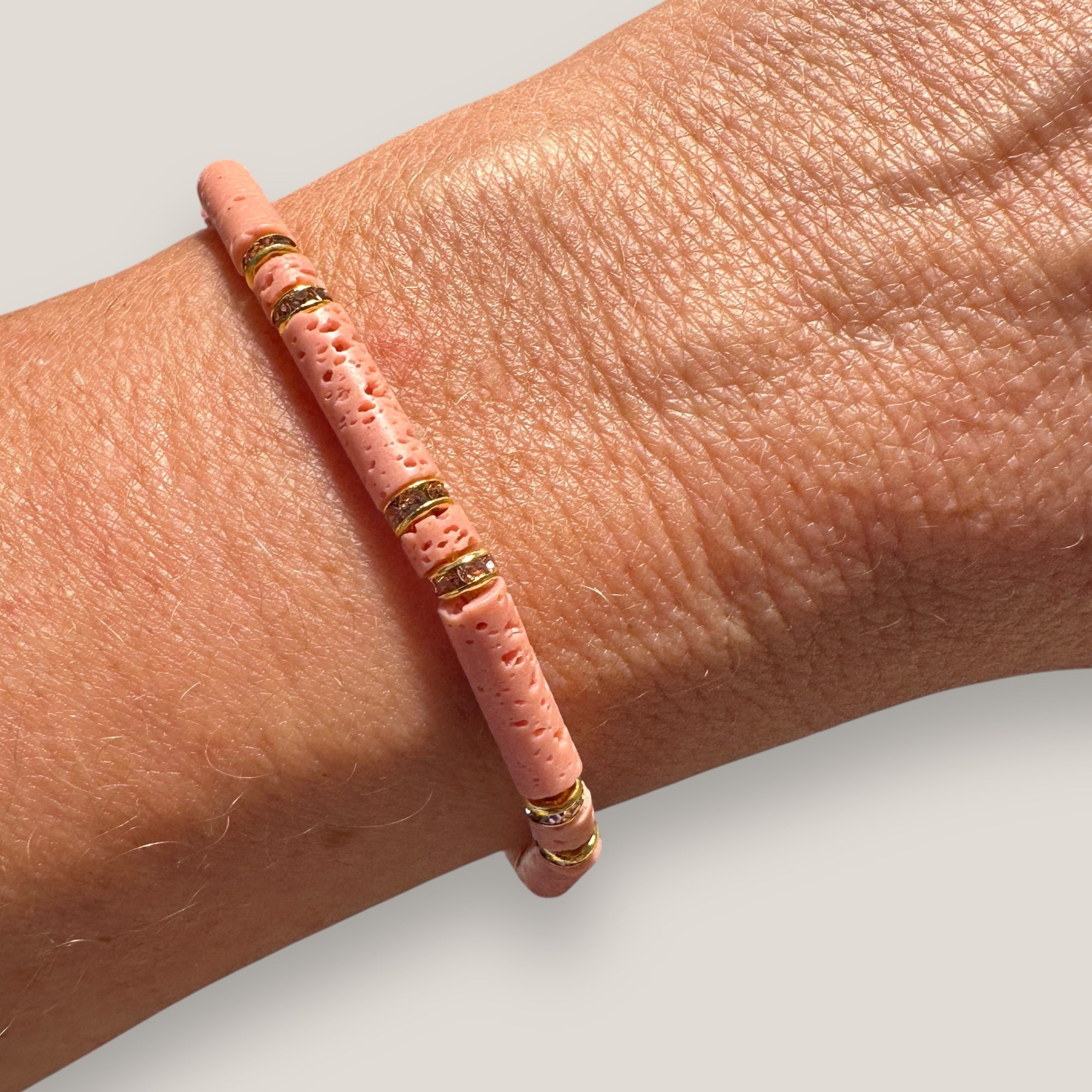 Pulsera con tubos y discos de esponja coral rosa y brillis oro con cristales rosas