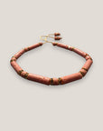 Pulsera con tubos y discos de esponja coral rosa y brillis oro con cristales rosas