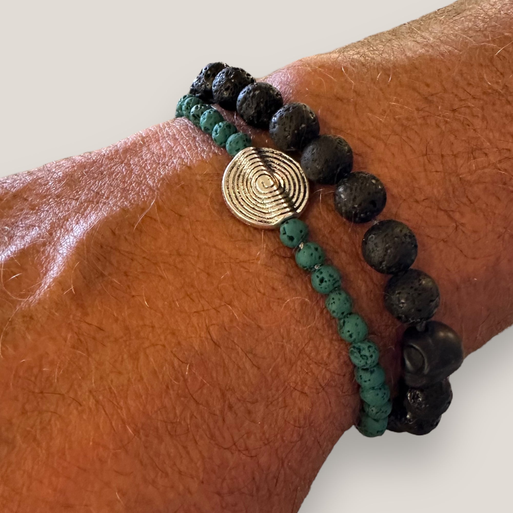 Pulsera pieza círculos concéntricos plateada con lava verde oscuro