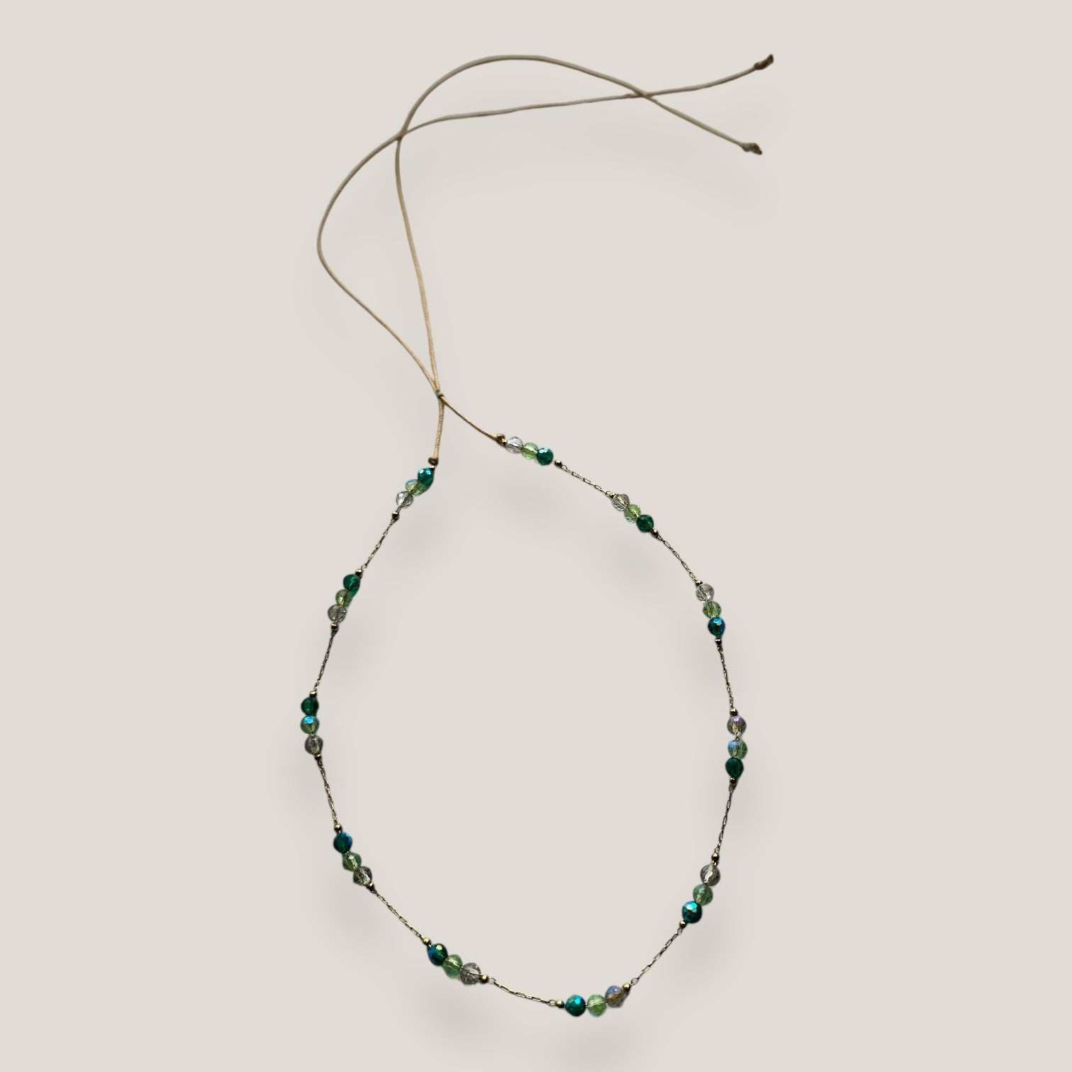 Collar Bella en verdes, cristal facetado en tonos tornasolados, engarce con cadena acero oro